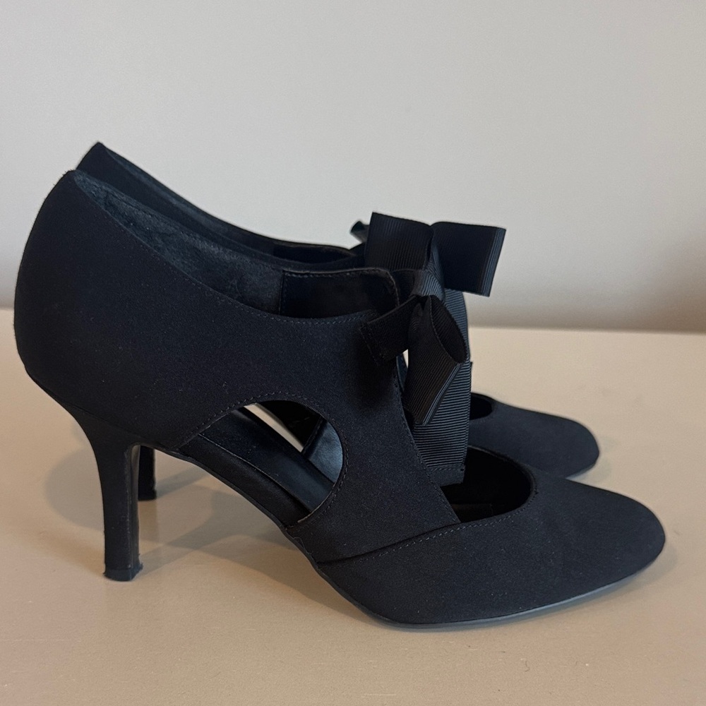 Impo Black Bow-Front Closed-Toe Heels - Picture 4 of 8